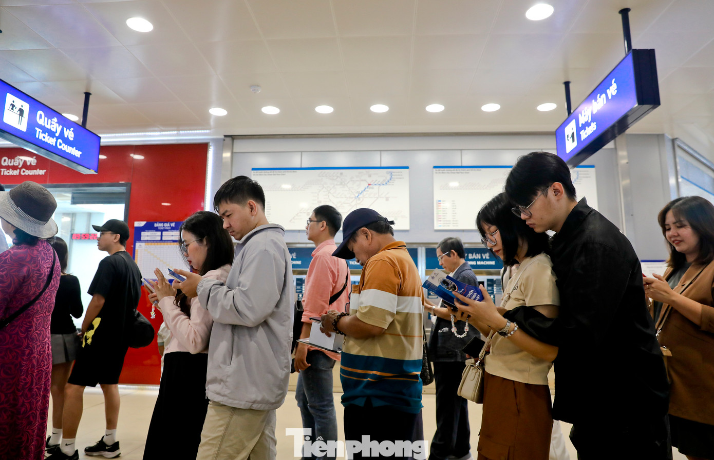 Hiện nay người dân đã có thể đến các nhà ga metro để làm thẻ. Thẻ sẽ được phát miễn phí để người dân dùng vào ngày 22/12 cho việc đi tàu.