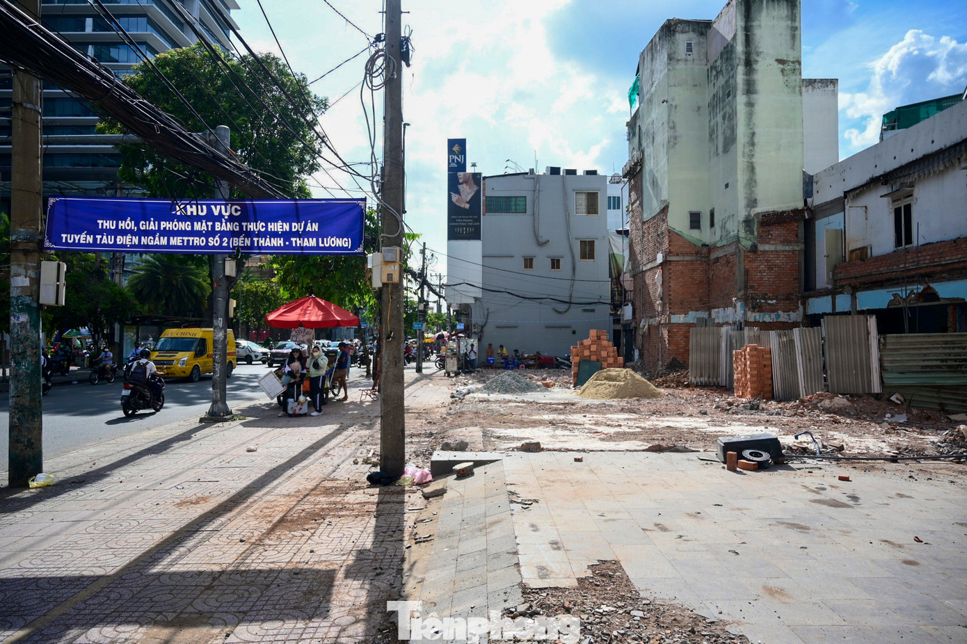 Tuyến metro Bến Thành - Tham Lương dài 11,2km, gồm 9 ga ngầm, 1 ga trên cao, 1 depot, là tuyến xuyên tâm dài nhất TPHCM được triển khai sau tuyến metro số 1. Trước đó, công trình được dự kiến hoàn thành năm 2026 nhưng do nhiều vướng mắc đã gia hạn đến năm 2030.
