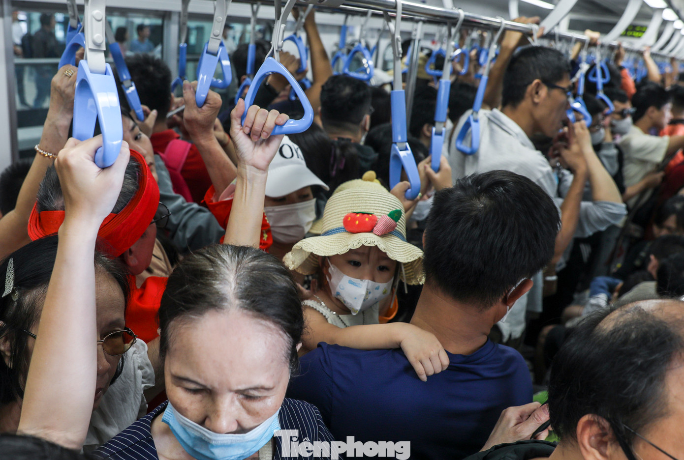 Nhiều người lớn tuổi và các em bé mệt mỏi khi phải đứng chen lấn phía trong tàu.