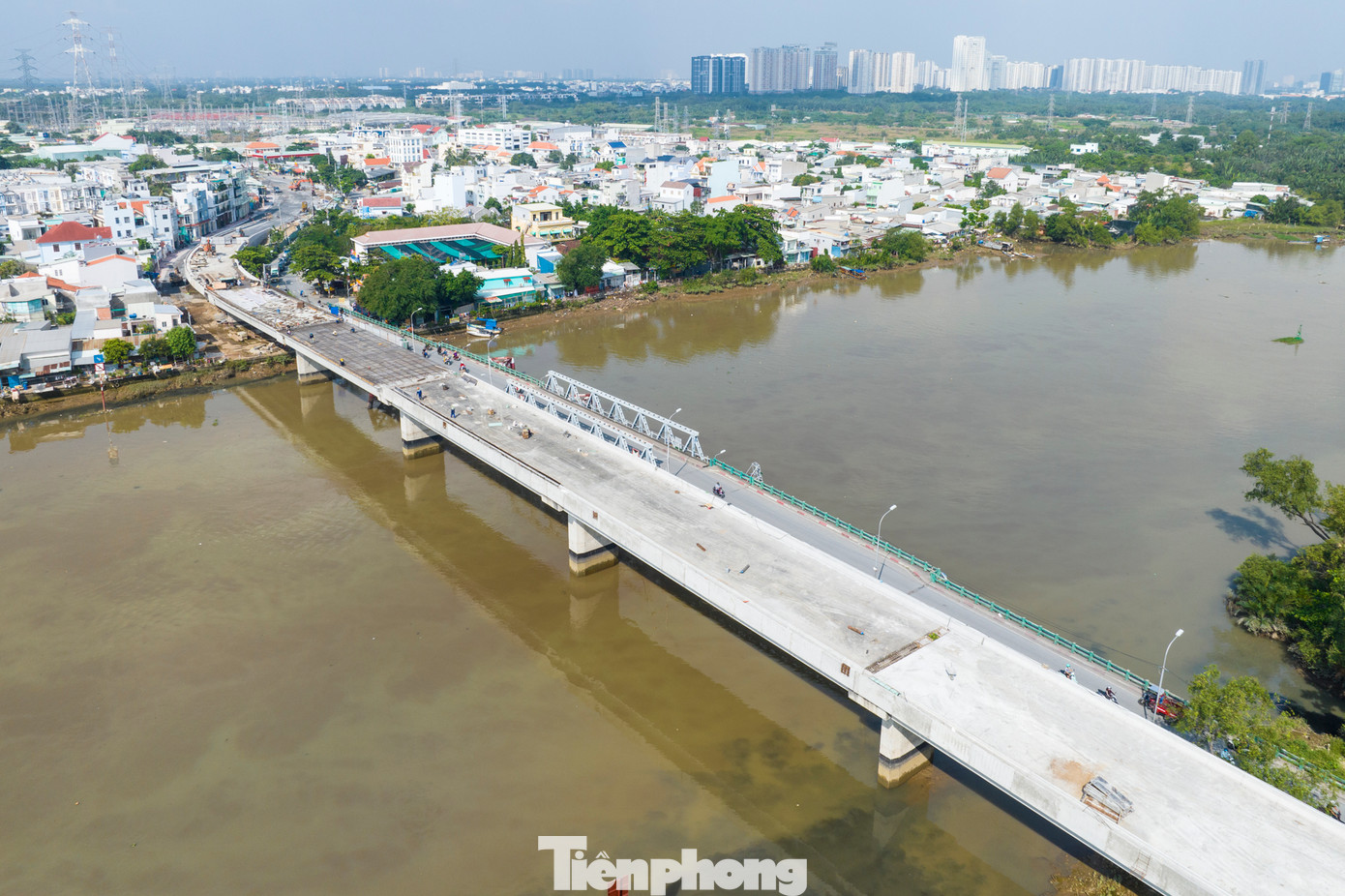 Cầu Phước Long dài 359m, được khởi công xây dựng từ tháng 2/2020 với vốn đầu tư 398 tỉ đồng. Tuy nhiên, sau khi hoàn thành một số trụ cầu, dự án tạm dừng do chậm bàn giao mặt bằng.