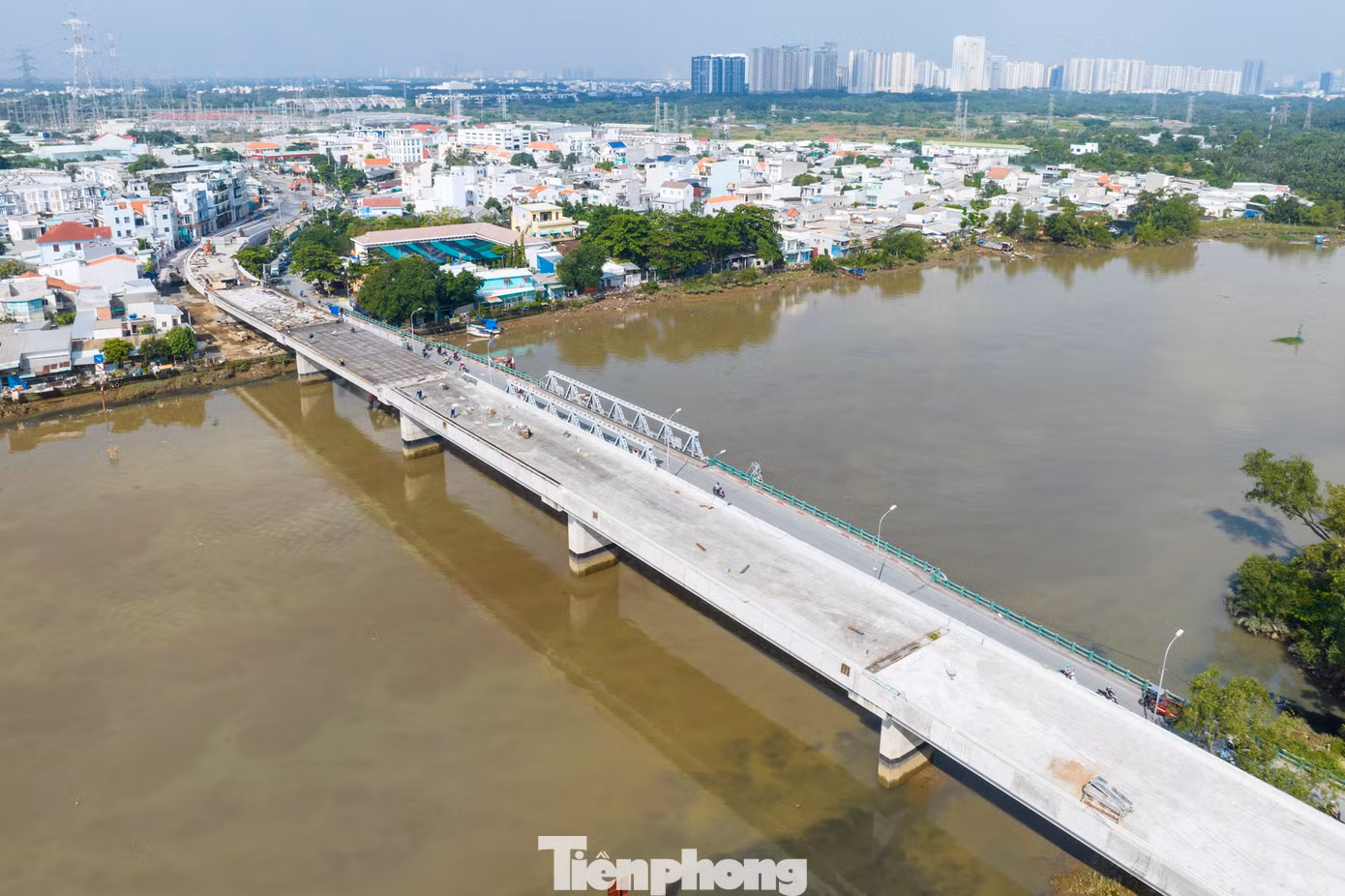 Cầu Phước Long dài 359m, được khởi công xây dựng từ tháng 2/2020 với vốn đầu tư 398 tỉ đồng. Tuy nhiên, sau khi hoàn thành một số trụ cầu, dự án tạm dừng do chậm bàn giao mặt bằng.