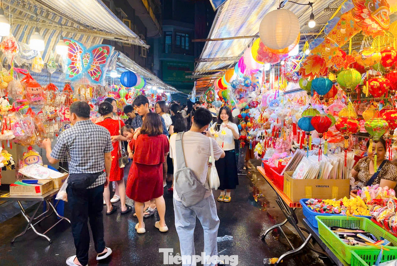 Lồng đèn đủ sắc màu. Kiểu dáng, mẫu mã đa dạng thu hút rất đông khách đến tham quan, mua sắm. Lồng đèn đủ sắc màu. Kiểu dáng, mẫu mã đa dạng thu hút rất đông khách đến tham quan, mua sắm.
