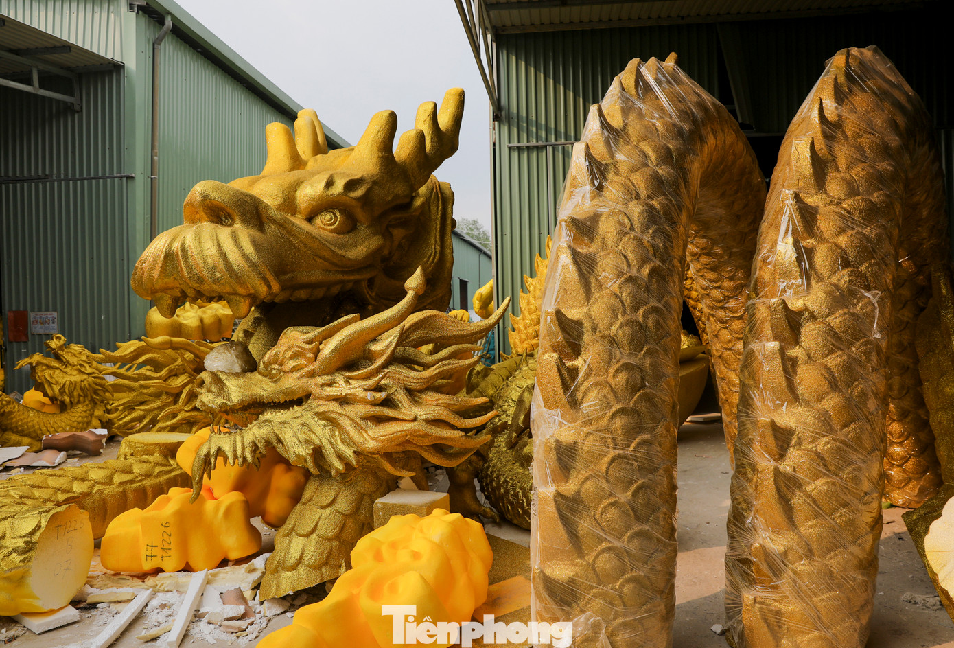 Hàng loạt sản phẩm mang hình tượng linh vật rồng ra mắt thị trường để chào đón Tết Nguyên đán 2024, nhiều sản phẩm được làm thủ công từ chất liệu dát vàng, sơn mài ấn tượng, đẹp mắt.
