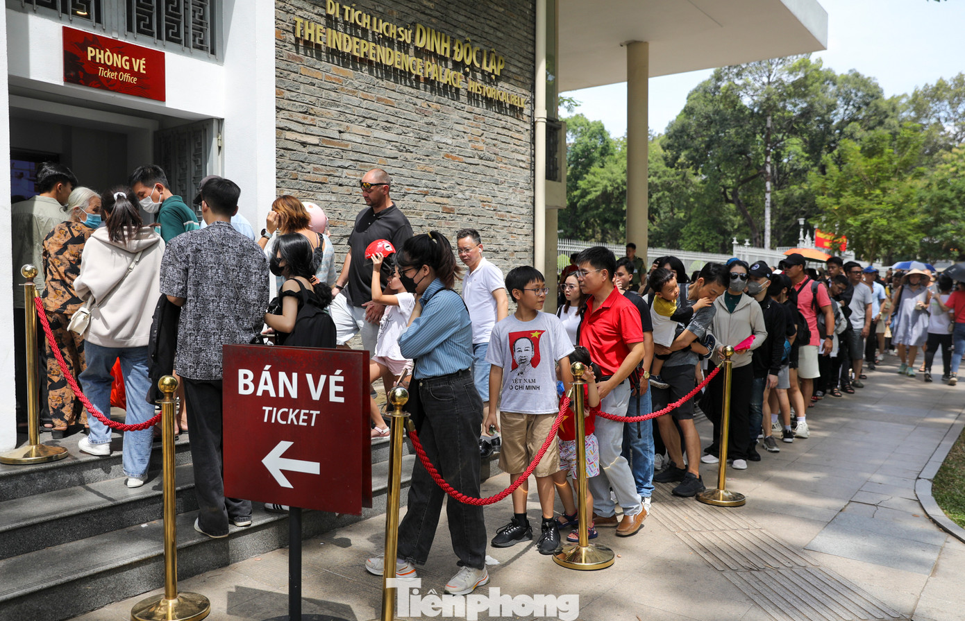 Từ 9h ngày 30/4, hàng trăm người người dân, du khách các tỉnh đổ về Dinh Độc Lập (quận 1) xếp hàng dài để chờ mua vé tham quan. Trong ngày lễ, ban quản lý di tích vẫn giữ nguyên giá vé: người lớn 40.000-60.000 đồng, trẻ em 10.000-15.000 đồng.