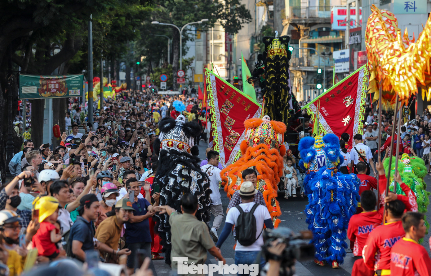 Hoạt động thu hút nhất trong Tết Nguyên tiêu năm nay là chương trình diễu hành xe hoa và biểu diễn nghệ thuật đặc sắc trên các tuyến đường Hải Thượng Lãn Ông - Châu Văn Liêm - Lão Tử - Lương Nhữ Học - Nguyễn Trãi - Trần Xuân Hòa - Trần Hưng Đạo.