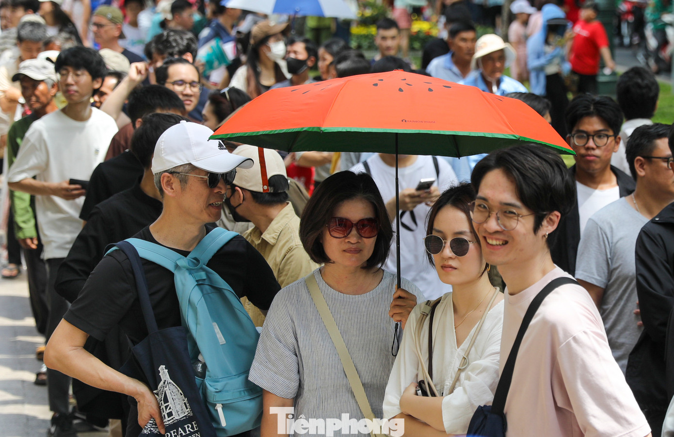 Nhiều đoàn khách bao gồm cả khách nước ngoài, cựu chiến binh, học sinh sinh viên có mặt tại đây.