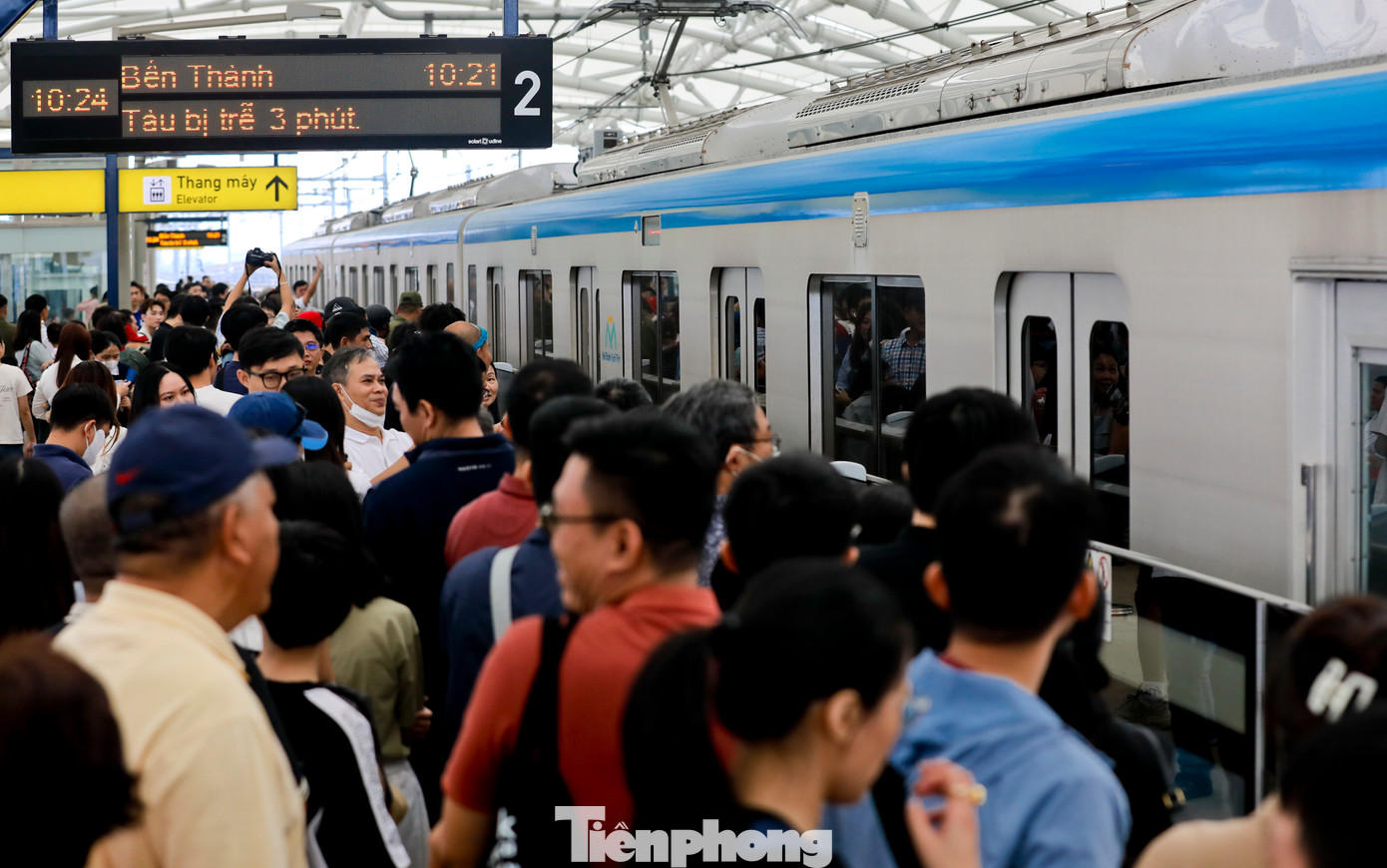 Hành khách trải nghiệm tàu metro số 1 TPHCM trong ngày đầu vận hành. Ảnh: Duy Anh Hành khách trải nghiệm tàu metro số 1 TPHCM trong ngày đầu vận hành. Ảnh: Duy Anh