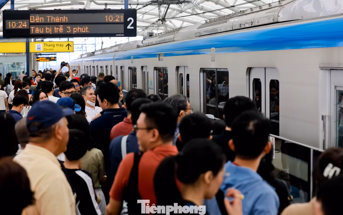 Hành khách trải nghiệm tàu metro số 1 TPHCM trong ngày đầu vận hành. Ảnh: Duy Anh