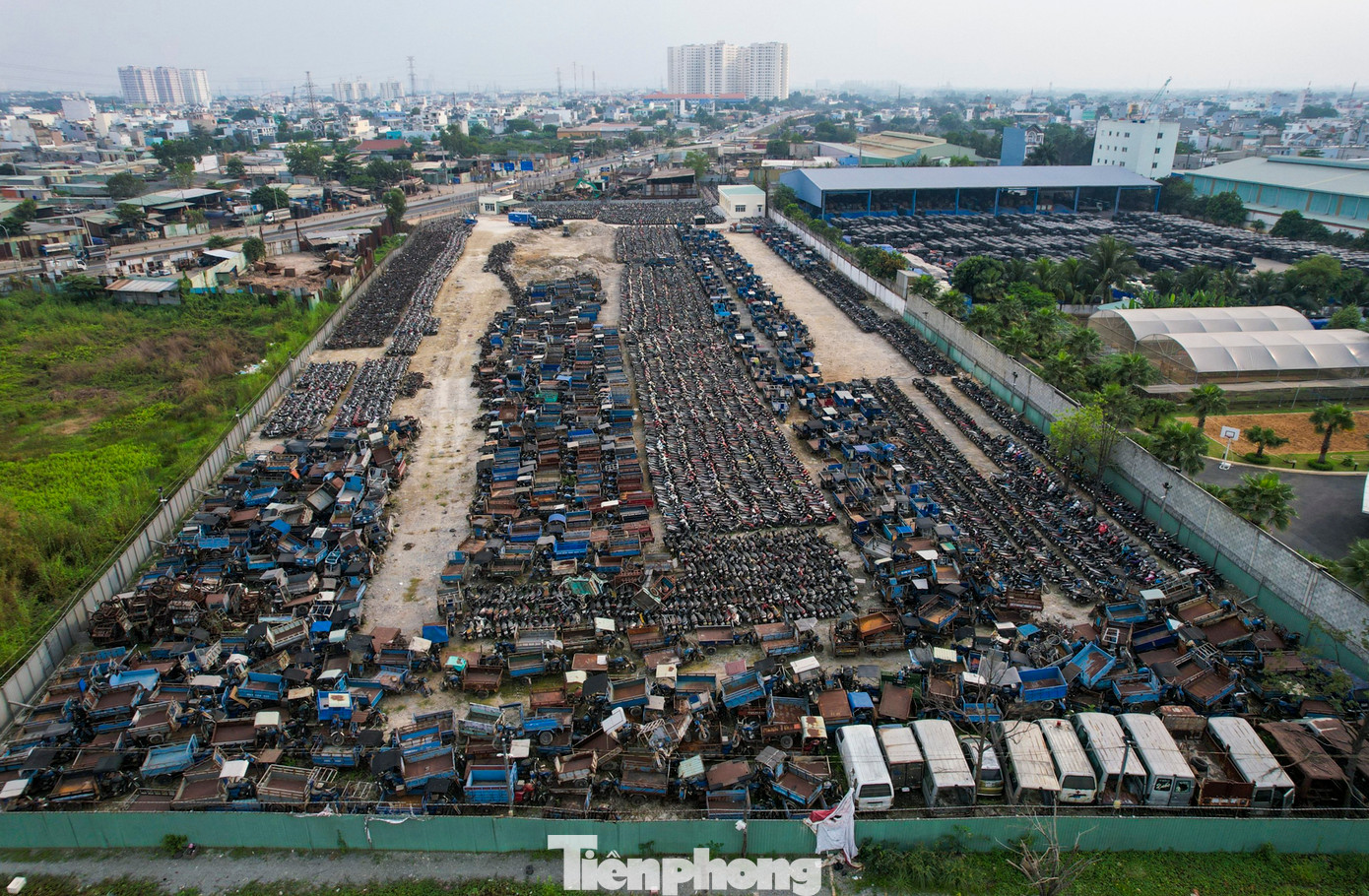 Với diện tích khoảng 3.500m2, bãi xe tang vật của Công an quận Bình Tân gần như không còn chỗ trống.