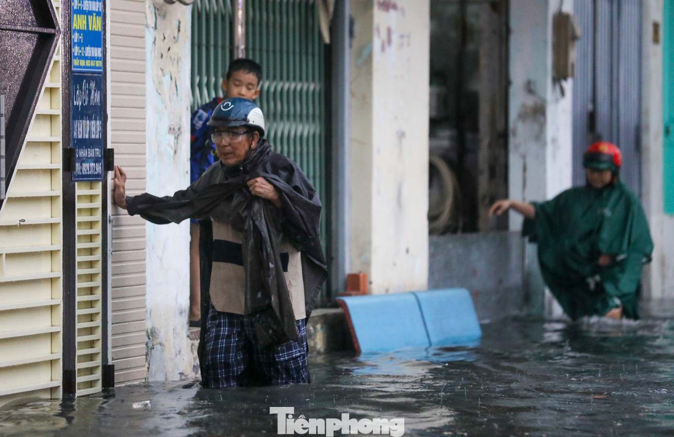 Khu vực đường Dương Văn Cam (đoạn gần chợ Thủ Đức) ngập nặng trong cơn mưa chiều 15/5. Ảnh: Duy Anh Khu vực đường Dương Văn Cam (đoạn gần chợ Thủ Đức) ngập nặng trong cơn mưa chiều 15/5. Ảnh: Duy Anh
