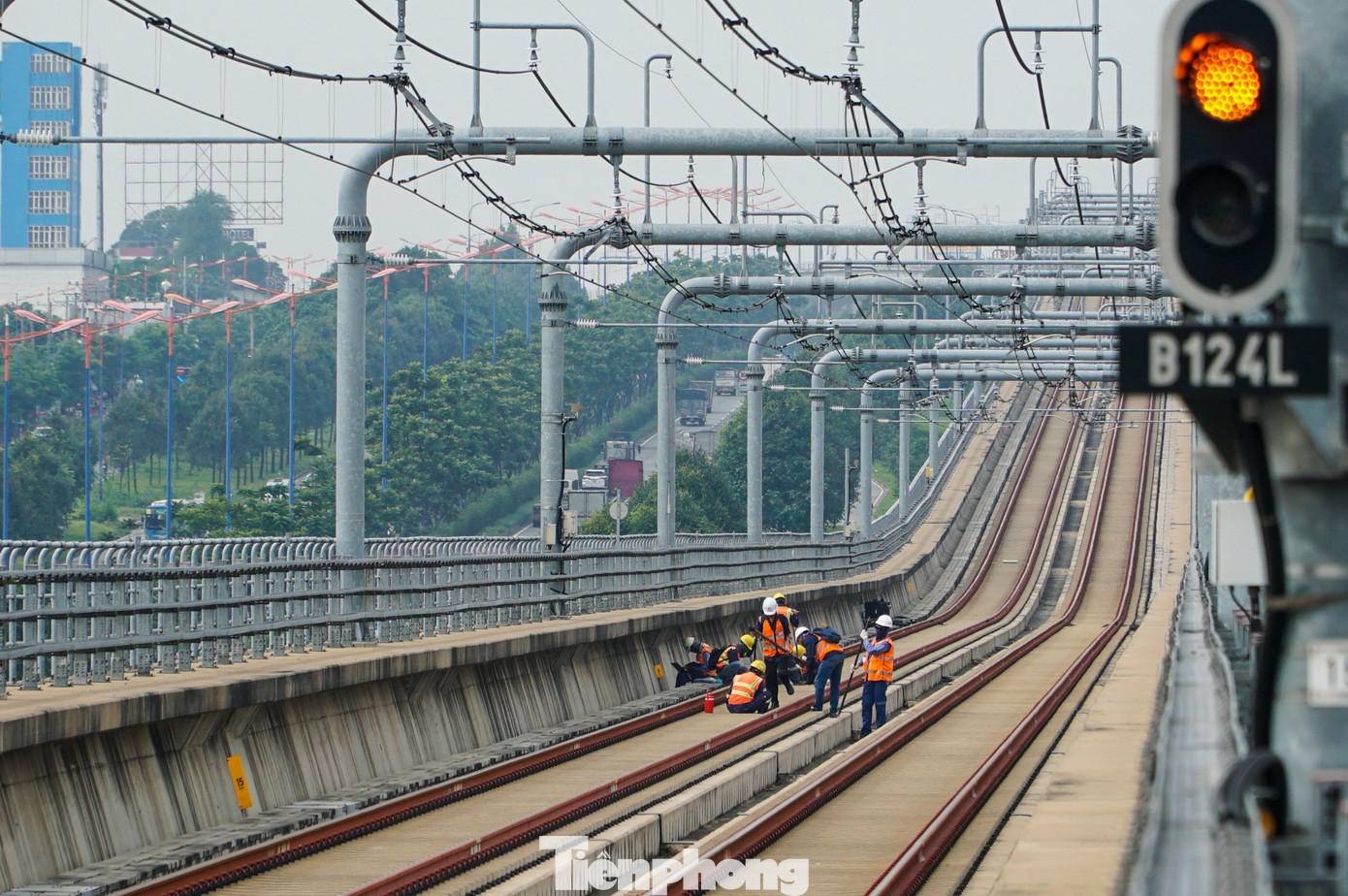 Bên trong đầu não tuyến metro Bến Thành - Suối Tiên, đội ngũ bảo trì, bảo dưỡng là các kỹ sư có trình độ chuyên môn và kinh nghiệm lâu năm. Nhiệm vụ chính của họ là sửa chữa, bảo dưỡng với mục đích giữ cho các con tàu, đường ray hoạt động trơn tru và an toàn nhất.
