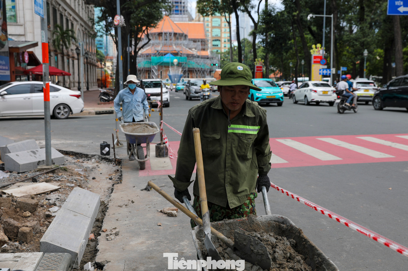 Ông Phạm Quách Trường Giang, Trưởng Ban Quản lý dự án đầu tư xây dựng khu vực quận 1, cho biết nhiều vỉa hè đã chục năm qua không được cải tạo, sửa chữa, cộng thêm xe máy thường xuyên chạy lên nên gạch bị hư hỏng, nứt vỡ, xuống cấp.