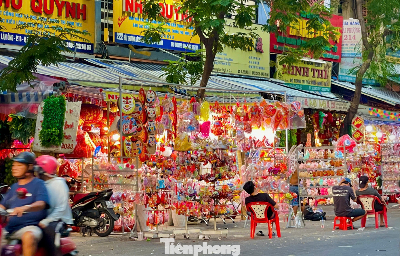 Nhiều sạp hàng cho biết, so với năm trước, số lượng người đến phố lồng đèn năm nay có phần giảm sút.