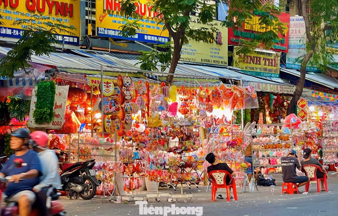 Nhiều sạp hàng cho biết, so với năm trước, số lượng người đến phố lồng đèn năm nay có phần giảm sút.