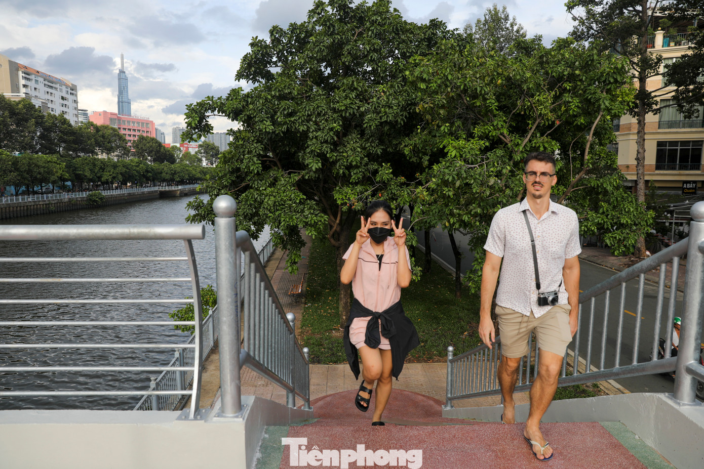 Cầu đi bộ hoàn thiện, người dân hai bờ kênh Nhiêu Lộc - Thị Nghè đã dễ dàng di chuyển qua lại, không phải đi vòng lên cầu Điện Biên Phủ hoặc cầu Thị Nghè.