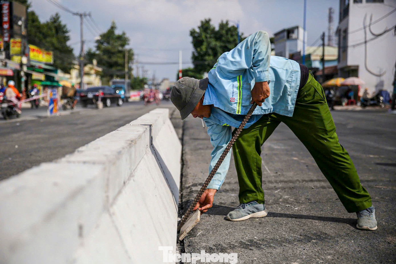 Công trường có khoảng 40 người làm việc cả ca đêm để kịp tiến độ.