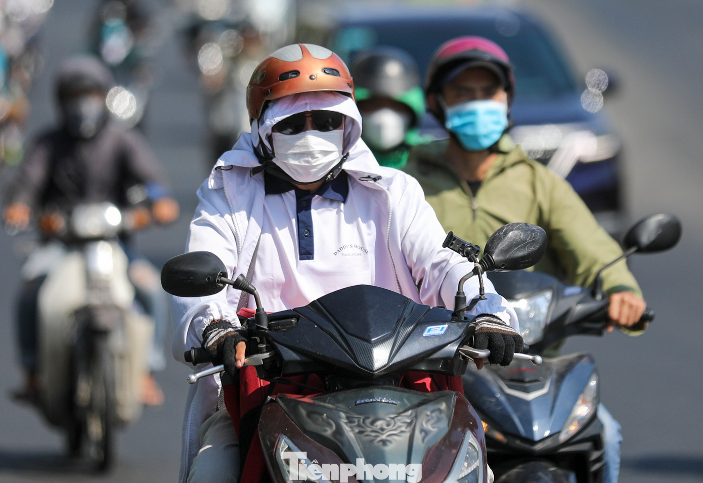 Vùng Đông Nam Bộ nói chung và khu vực TPHCM nói riêng đang trải qua những ngày nắng nóng kéo dài trên diện rộng. Nhiệt độ cao kết hợp với độ ẩm thấp khiến thời tiết oi bức làm người dân khó chịu khi phải ra đường.