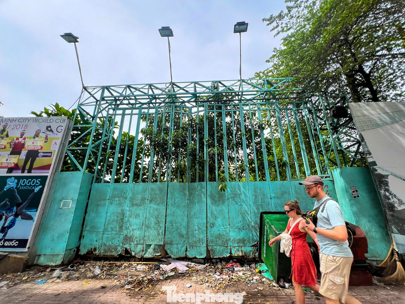 Vỉa hè xung quanh hàng rào dự án có dấu hiệu hư hỏng. Rác thải, xe rác được dựng ngay tại cổng phụ ra vào dự án trên đường Võ Văn Tần gây mất mỹ quan đô thị. Vỉa hè xung quanh hàng rào dự án có dấu hiệu hư hỏng. Rác thải, xe rác được dựng ngay tại cổng phụ ra vào dự án trên đường Võ Văn Tần gây mất mỹ quan đô thị.