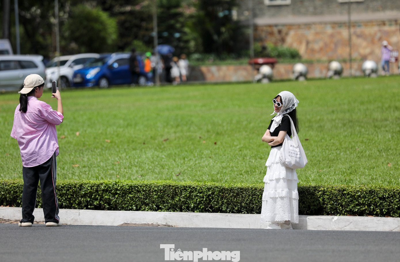 Nhiều bạn trẻ chọn thảm cỏ xanh phía trước Dinh để lưu lại khoảnh khắc kỷ niệm.