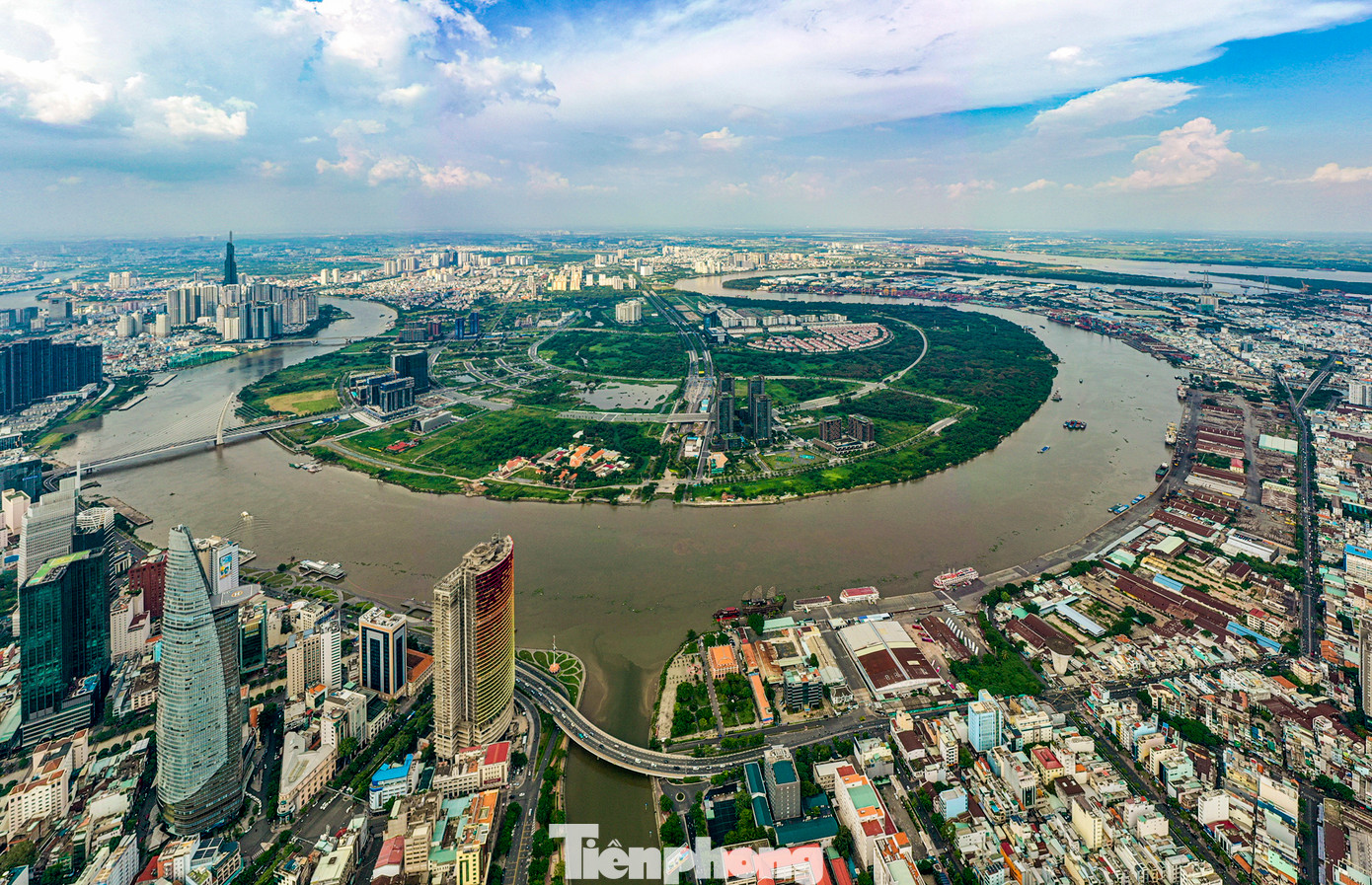 Toàn cảnh Khu đô thị Thủ Thiêm cùng công viên bờ sông Sài Gòn nhìn từ quận 1.