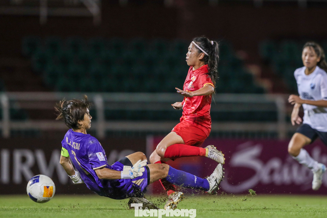 Huỳnh Như tiếp tục chứng tỏ đẳng cấp của mình khi chỉ ngay sau đó 2 phút, chân sút sinh năm 1991 thoát xuống dứt điểm nâng tỷ số lên 3-0 sau pha chọc khe đầy tinh tế của Meghan Root.