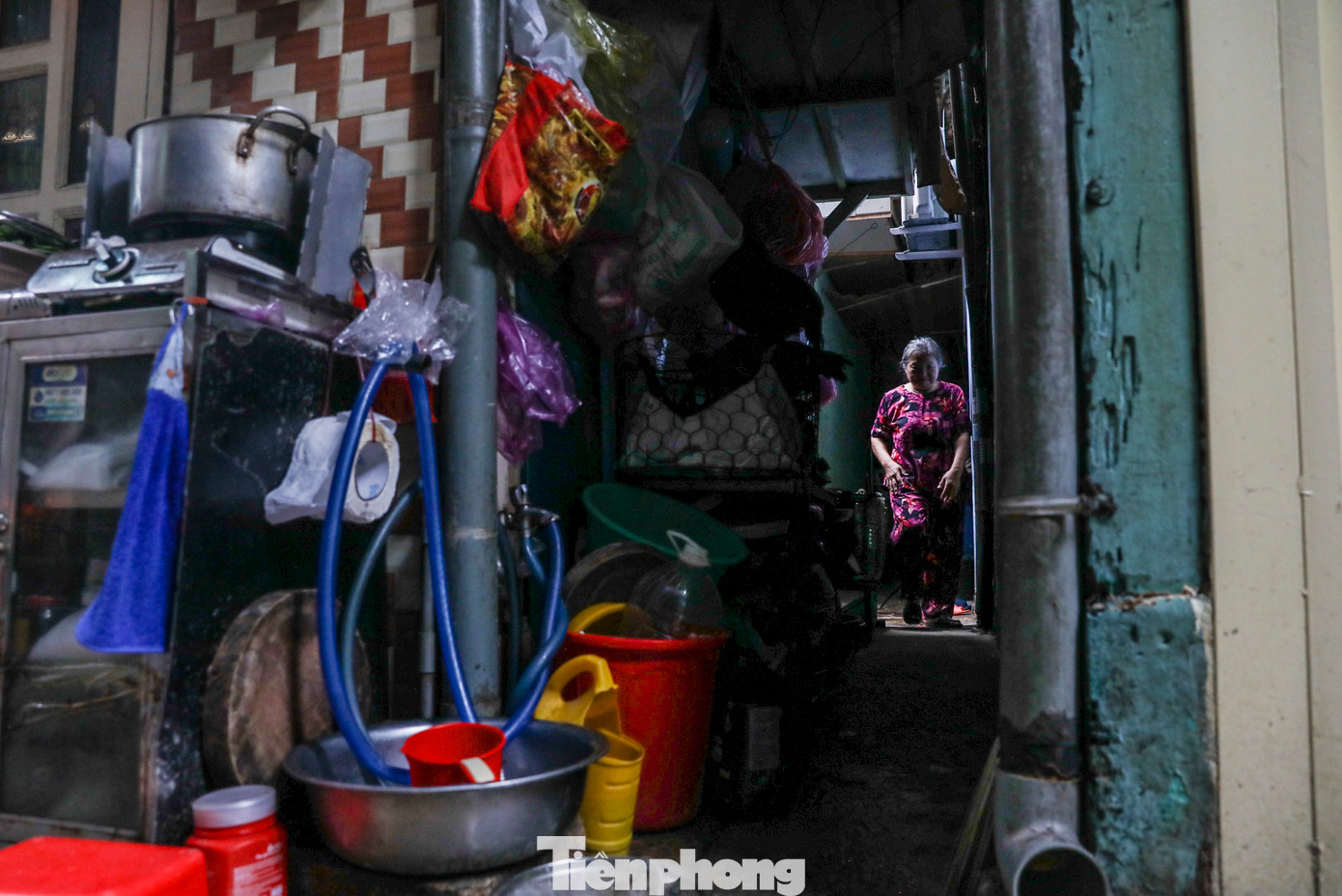 Diện tích trong khu vực này rất hạn chế, thế nhưng nhiều đồ đạc, xe máy, gia cầm giăng kín lối ra vào khiến việc đi lại của người dân gặp nhiều khó khăn.