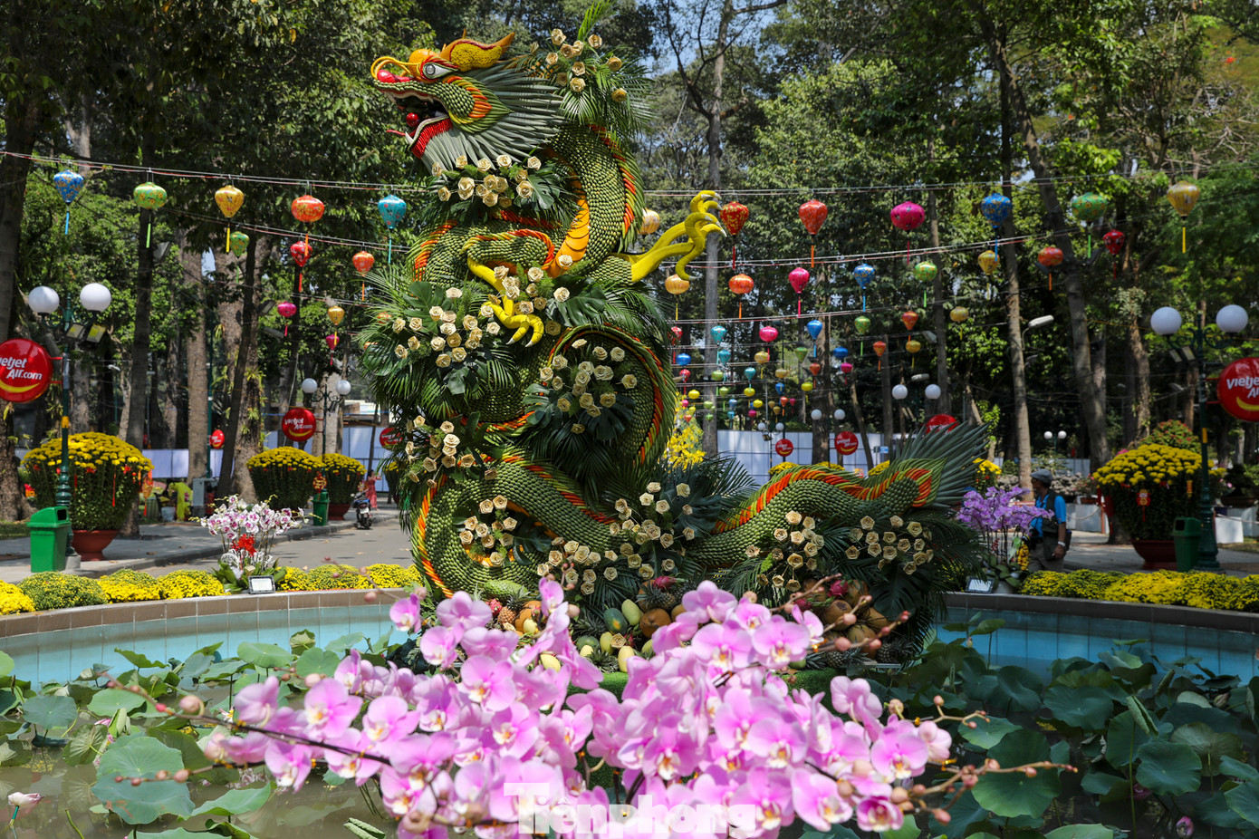 Nhiều tiểu cảnh, khu trưng bày, hình ảnh rồng được lắp đặt xuyên suốt không gian hội hoa.