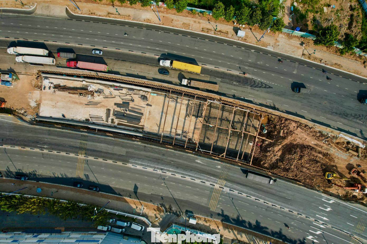 Hiện chủ đầu tư đang cải tạo đường Mai Chí Thọ kết nối vào đường D1 để phục vụ tổ chức giao thông trước khi thi công các đốt hầm kín.