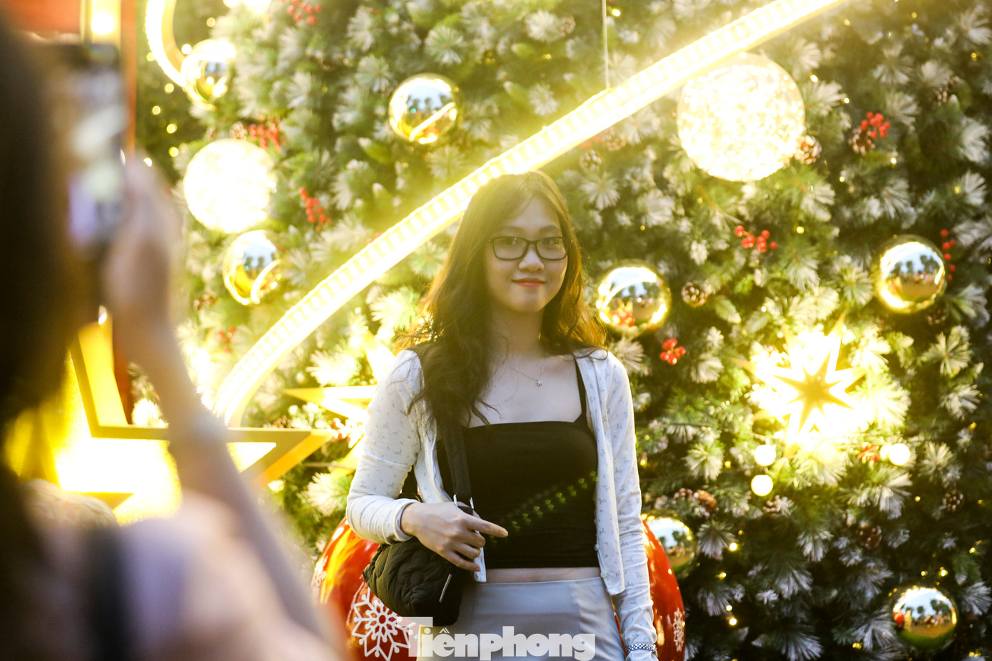 Không khí Noel sớm tại TPHCM diễn ra trong thời tiết mát mẻ, nhiệt độ buổi tối giảm nhẹ, tạo điều kiện thuận lợi cho các bạn trẻ xuống phố vui chơi.