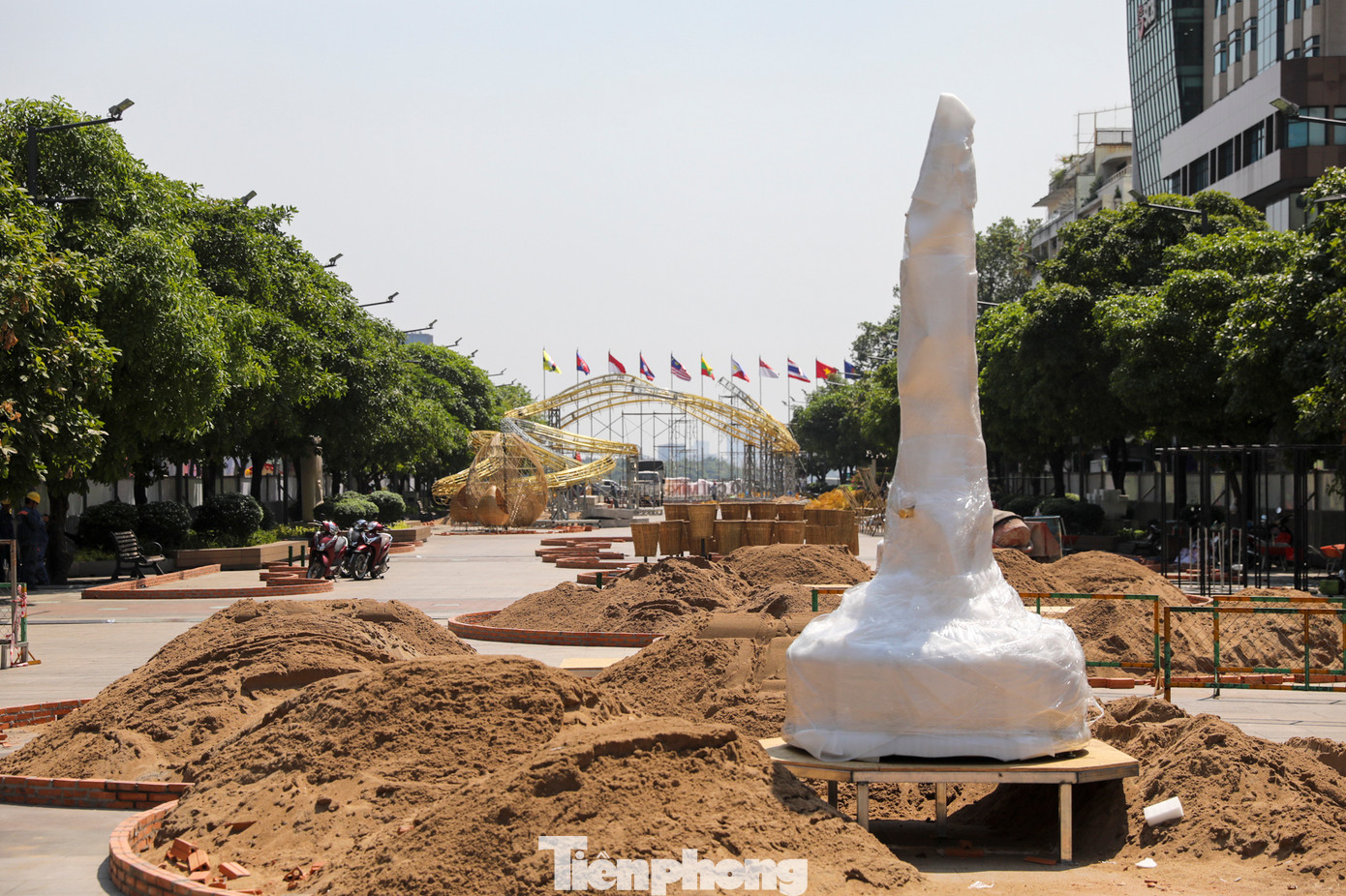 Công trình đường hoa Nguyễn Huệ Tết năm nay mang lại cho khách thưởng ngoạn một &quot;đại tiệc&quot; của thị giác với các đại cảnh vô cùng hoành tráng.