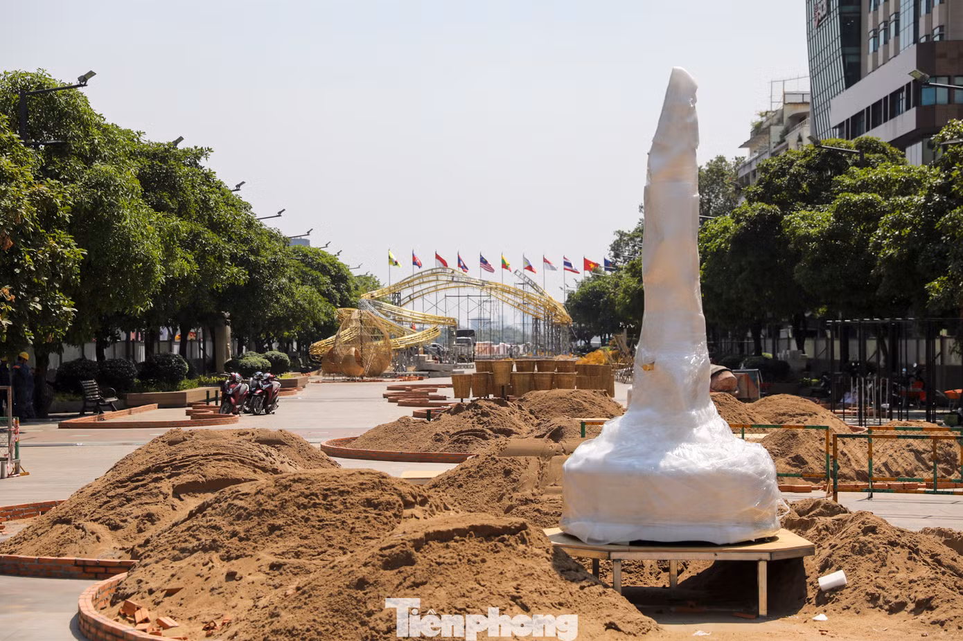 Công trình đường hoa Nguyễn Huệ Tết năm nay mang lại cho khách thưởng ngoạn một "đại tiệc" của thị giác với các đại cảnh vô cùng hoành tráng.