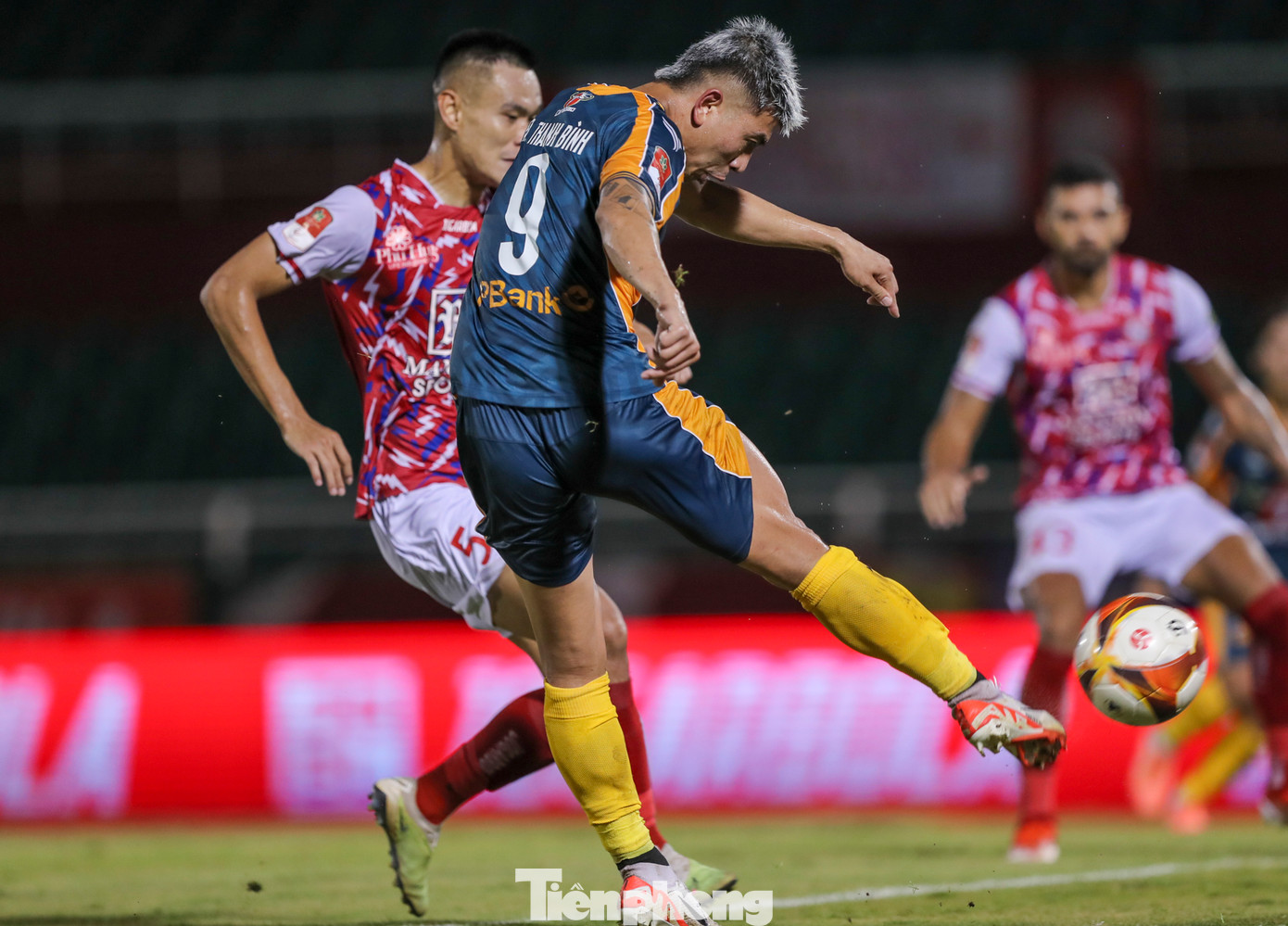 Trở lại với trận đấu, LPBank HAGL chơi lấn lướt ngay từ đầu nhưng hàng thủ kém hiệu quả đã khiến họ sớm nhận bàn thua ở phút 16. Patinho đã ghi bàn mở tỷ số sau tình huống đá bồi, khi cột dọc từ chối cú dứt điểm đầu tiên của đội chủ nhà.