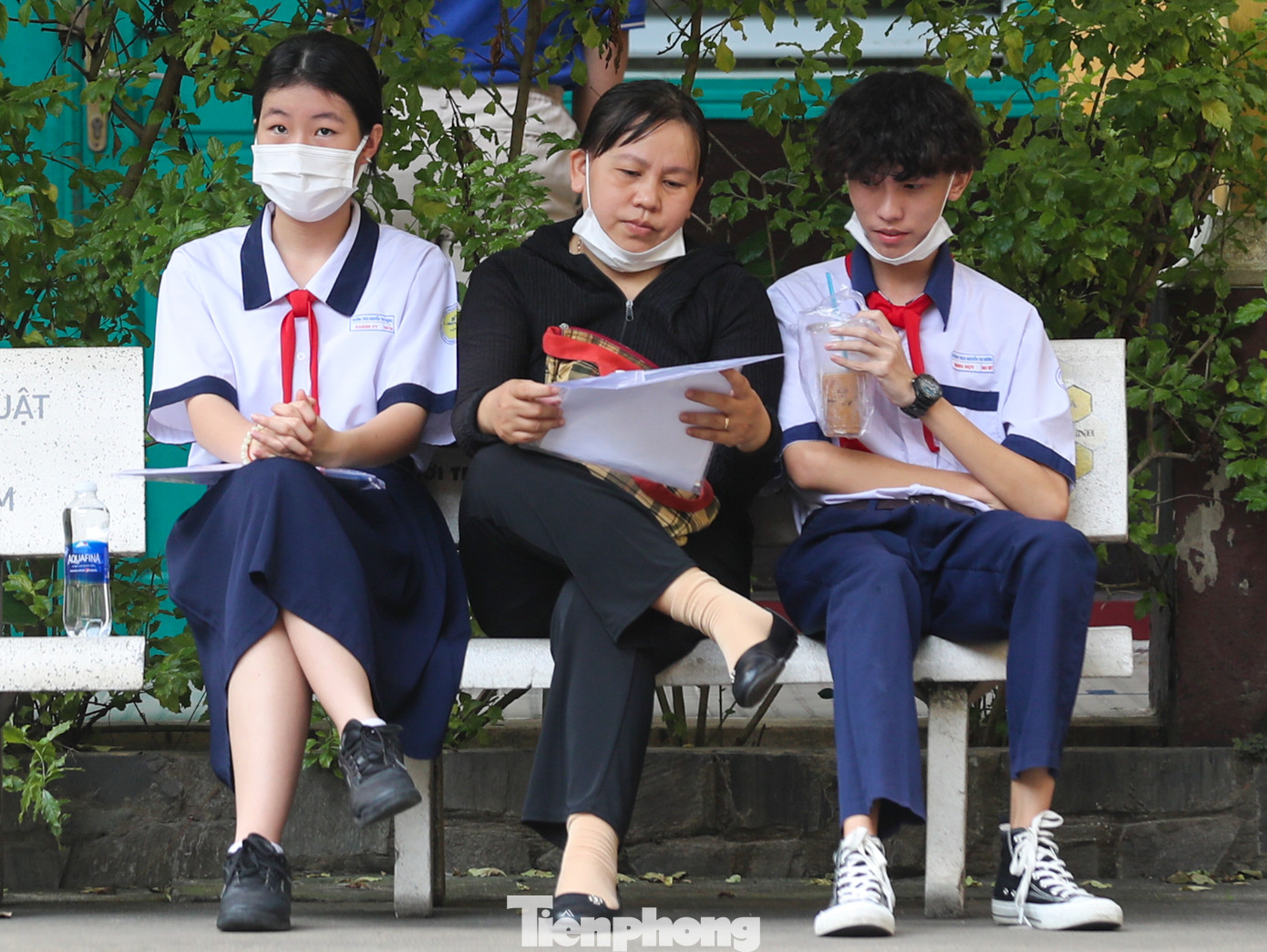 Nhiều phụ huynh lo lắng trước kỳ thi quan trọng của con. Nhiều phụ huynh lo lắng trước kỳ thi quan trọng của con.