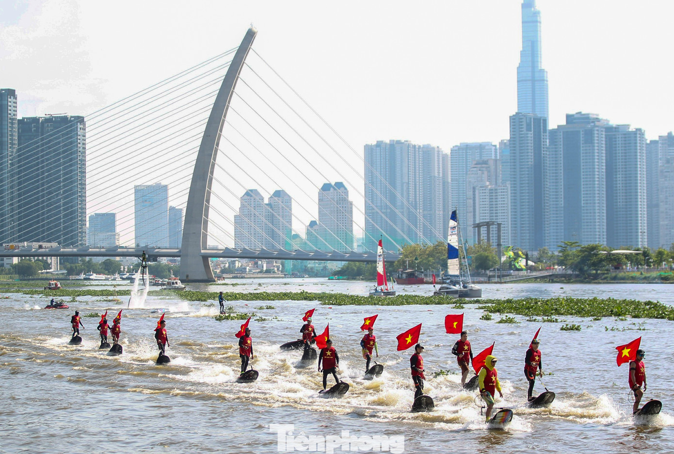 Ngoài những màn thi đấu hấp dẫn từ môn đua thuyền truyền thống, người hâm mộ còn được thưởng thức các hoạt động biểu diễn thể thao dưới nước.