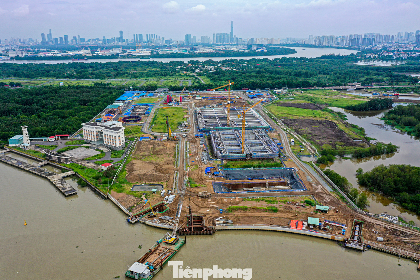 Nhà máy xử lý nước thải Nhiêu Lộc - Thị Nghè, tọa lạc tại phường Thạnh Mỹ Lợi, TP Thủ Đức, hiện là dự án lớn nhất cả nước và khu vực Đông Nam Á với công suất xử lý nước thải đạt 480.000m3/ngày đêm.