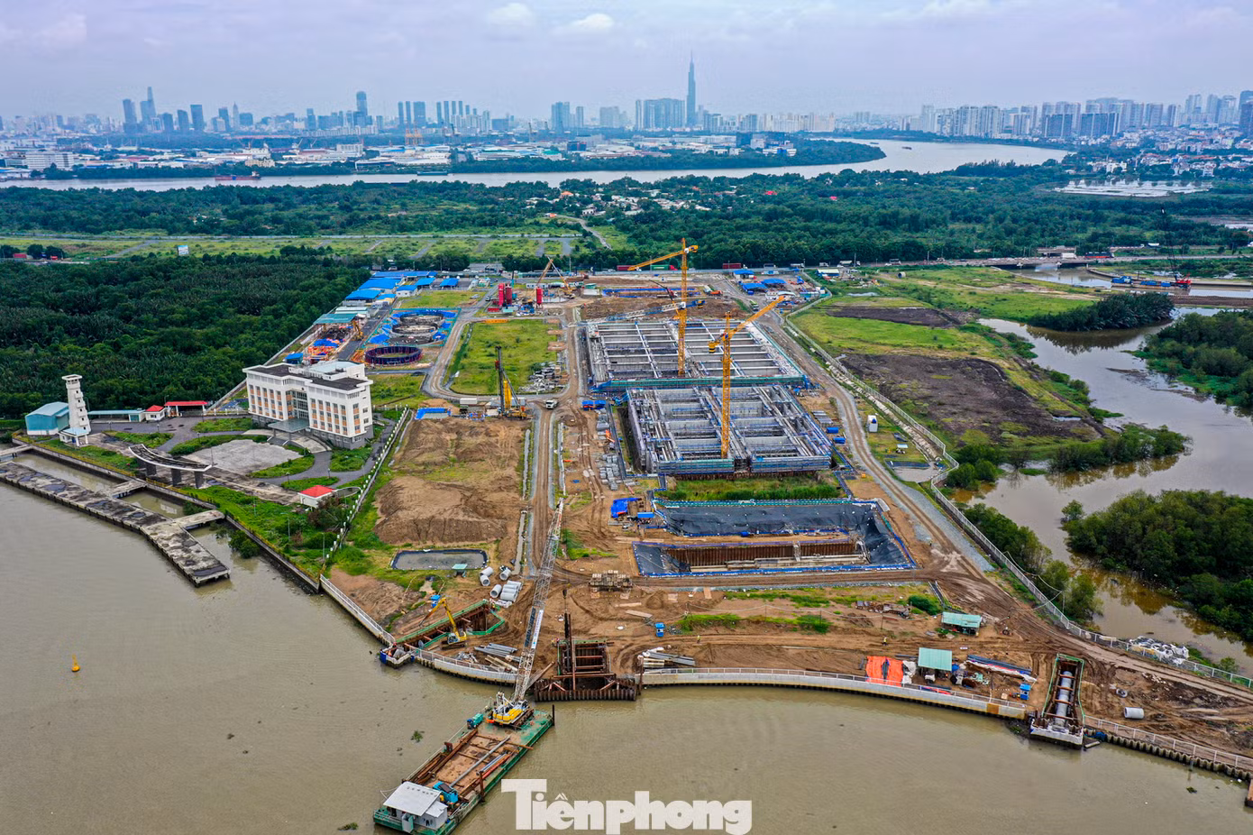 Nhà máy xử lý nước thải Nhiêu Lộc - Thị Nghè, tọa lạc tại phường Thạnh Mỹ Lợi, TP Thủ Đức, hiện là dự án lớn nhất cả nước và khu vực Đông Nam Á với công suất xử lý nước thải đạt 480.000m3/ngày đêm.