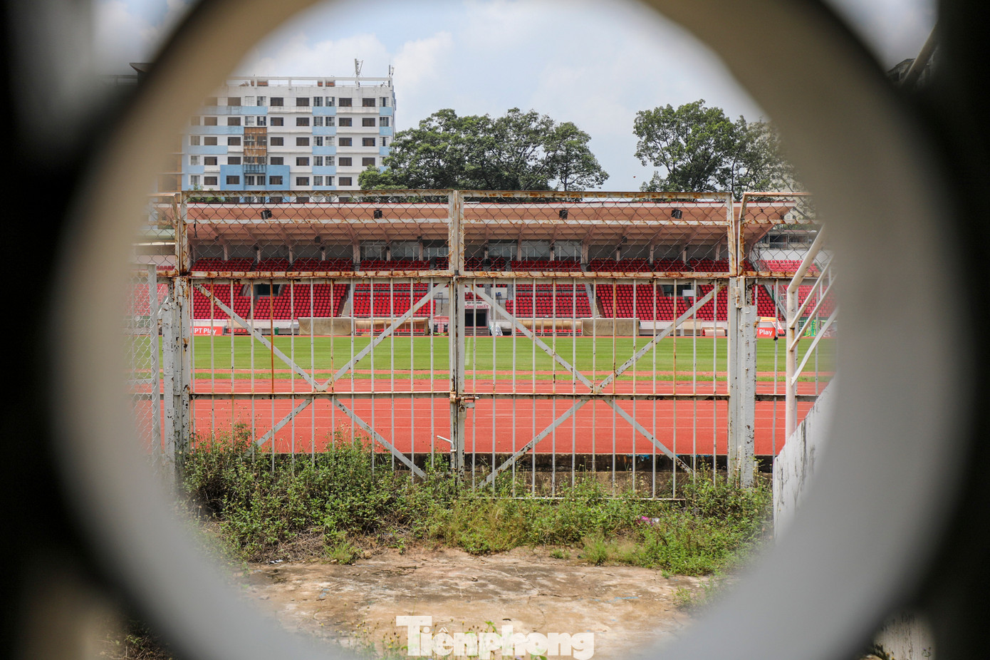 Khu vực khán đài B ngừng việc đón khán giả vào sân đã hơn một năm nay. Phía ngoài sân được khai thác dùng làm phòng sinh hoạt của đội trẻ TPHCM.