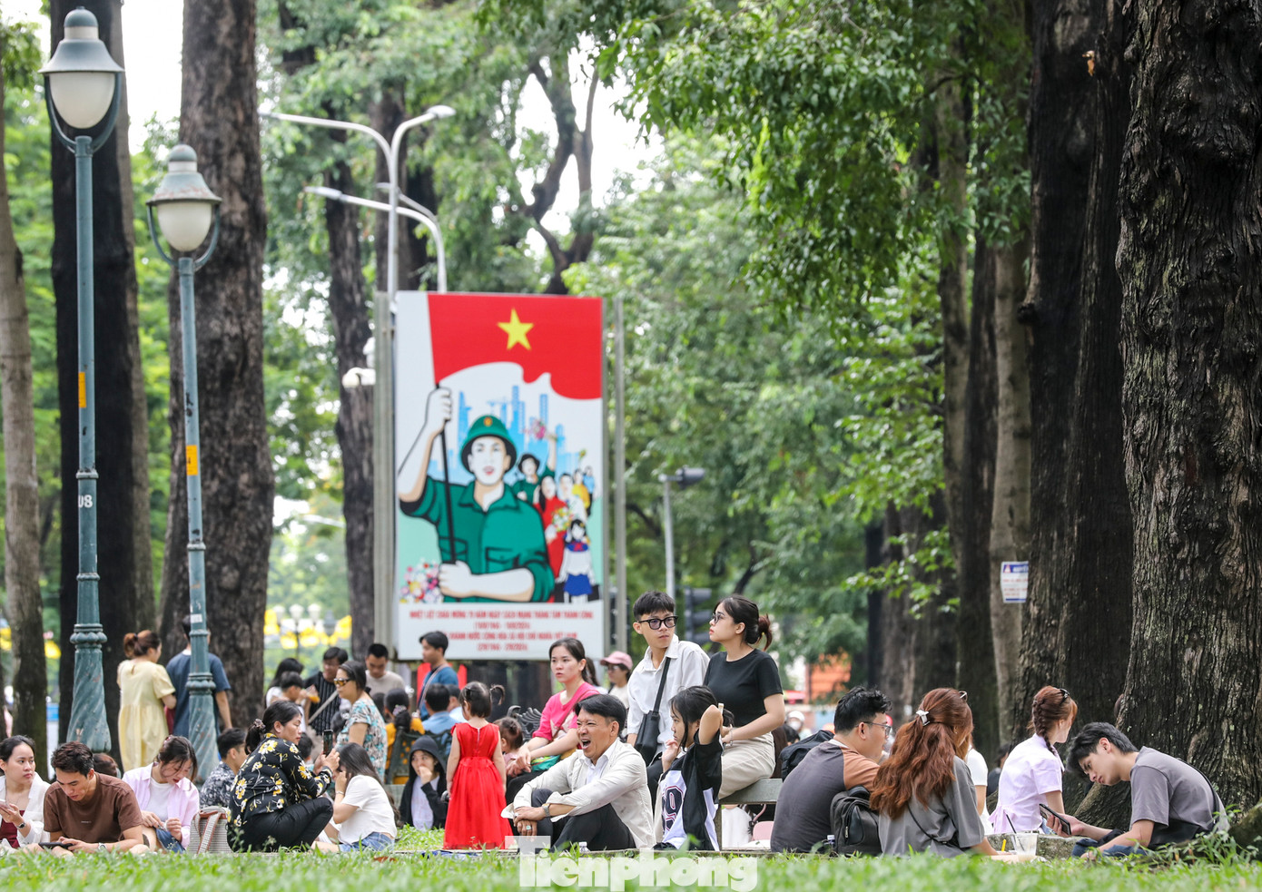Công viên 30/4 gần như là điểm cà phê bệt đông đúc nhất. Ở đây, mỗi nhóm bạn thường ngồi túm tụm với chiếc bạt đơn giản. Một vài cặp đôi không muốn ngồi bệt có thể chọn các băng ghế để tận hưởng buổi sáng ngày lễ Quốc khánh. Công viên 30/4 gần như là điểm cà phê bệt đông đúc nhất. Ở đây, mỗi nhóm bạn thường ngồi túm tụm với chiếc bạt đơn giản. Một vài cặp đôi không muốn ngồi bệt có thể chọn các băng ghế để tận hưởng buổi sáng ngày lễ Quốc khánh.