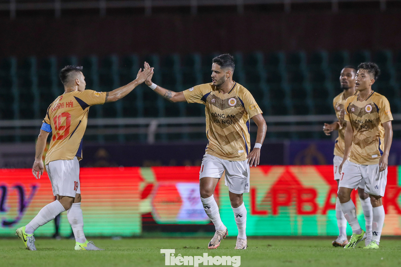 Lối chơi của CAHN không có nhiều đặc sắc, điểm nhấn duy nhất của họ chính là siêu phẩm sút xa của Leo Artur ở phút 66 đem về bàn gỡ 1-1.