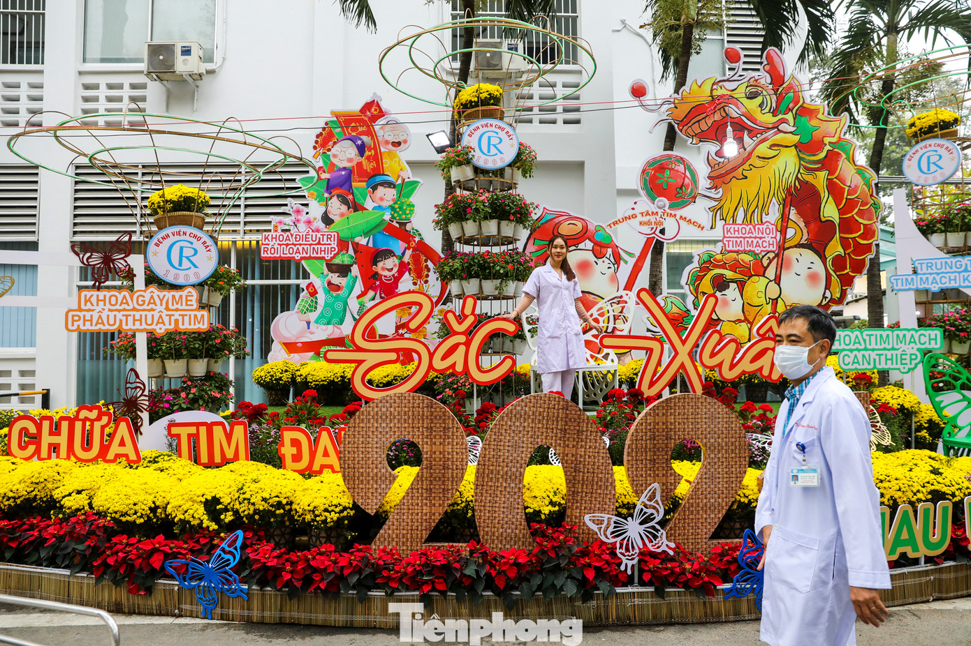 Những ngày cuối năm, cung đường nội bộ dài hàng trăm mét trong khuôn viên Bệnh viện Chợ Rẫy đã trở thành đường hoa rực rỡ sắc xuân.