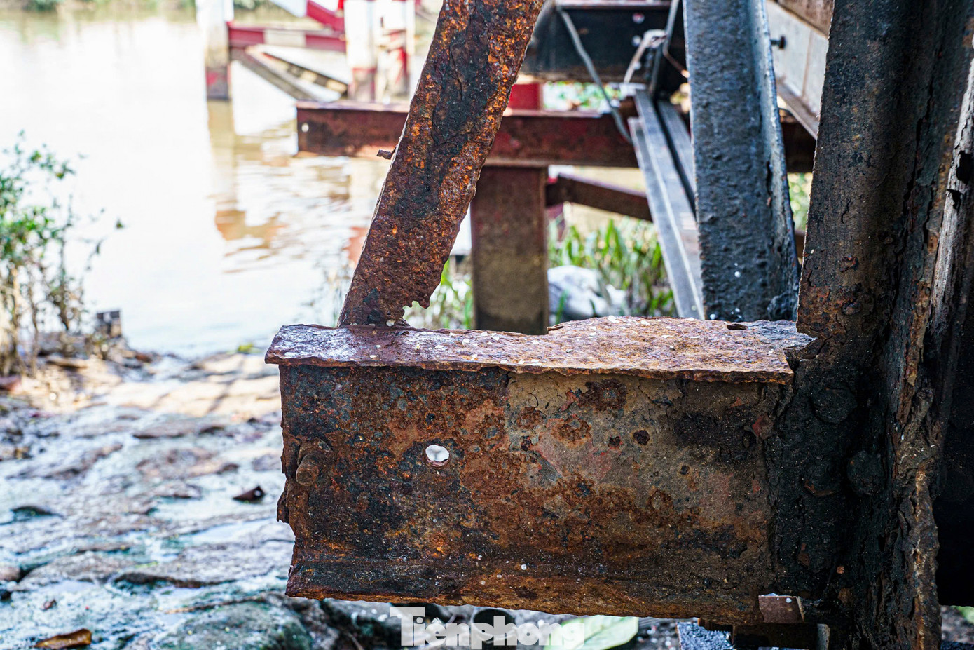 Nhiều bộ phận trên cầu đã xuống cấp, hoen rỉ. Một số chân cầu bị gỉ sét, thủng lỗ chỗ.