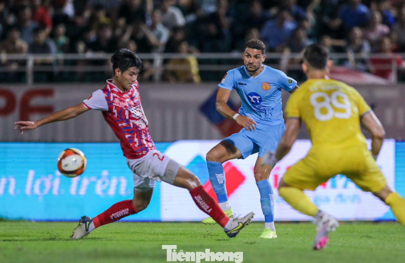 Thép Xanh Nam Định dồn toàn lực để tìm bàn thắng. Bóng hầu như chỉ lăn trên phần sân của CLB TPHCM trong phần lớn hiệp 1 và hiệp 2. Thép Xanh Nam Định dồn toàn lực để tìm bàn thắng. Bóng hầu như chỉ lăn trên phần sân của CLB TPHCM trong phần lớn hiệp 1 và hiệp 2.