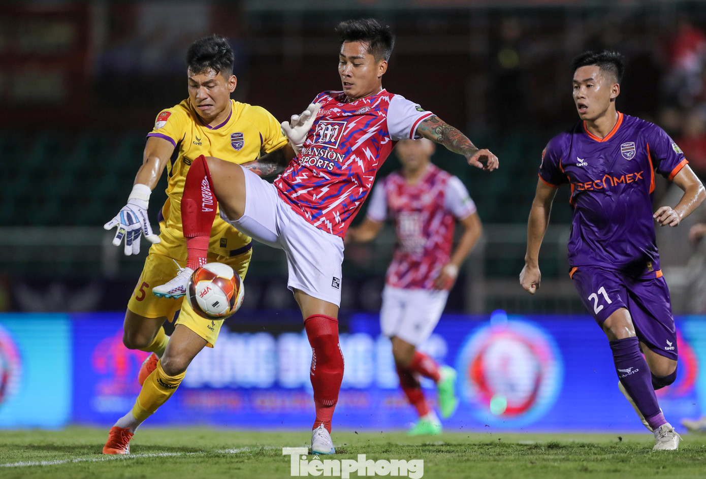 Chiến thuật hợp lý của CLB TPHCM gây ra rất nhiều khó khăn cho đội khách Bình Dương trong suốt 2 hiệp đấu. Chiến thuật hợp lý của CLB TPHCM gây ra rất nhiều khó khăn cho đội khách Bình Dương trong suốt 2 hiệp đấu.