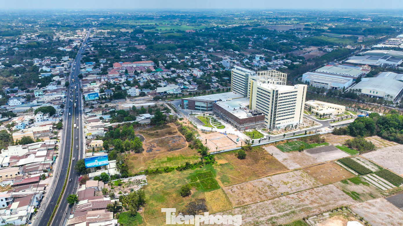 Bệnh viện Đa khoa khu vực Củ Chi được khởi công đầu năm 2021 với quy mô 1.000 giường nội trú và trung bình mỗi ngày tiếp nhận từ 3.000 - 3.500 lượt bệnh nhân ngoại trú. Bệnh viện Đa khoa khu vực Củ Chi được khởi công đầu năm 2021 với quy mô 1.000 giường nội trú và trung bình mỗi ngày tiếp nhận từ 3.000 - 3.500 lượt bệnh nhân ngoại trú.