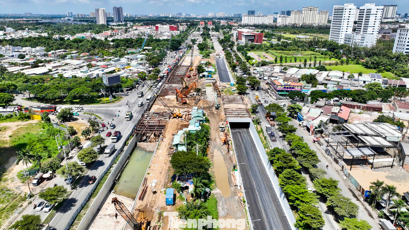 Hầm chui nút giao Nguyễn Văn Linh - Nguyễn Hữu Thọ (phải) là công trình trọng điểm của TPHCM có tổng mức đầu tư 830 tỷ đồng (giai đoạn một). Dự án được khởi công vào tháng 4/2020, ban đầu dự kiến xong 6/2022 nhưng bị dời tiến độ nhiều lần do chủ đầu tư gặp nhiều khó khăn trong điều kiện thi công ở khu vực có mật độ xe rất lớn.