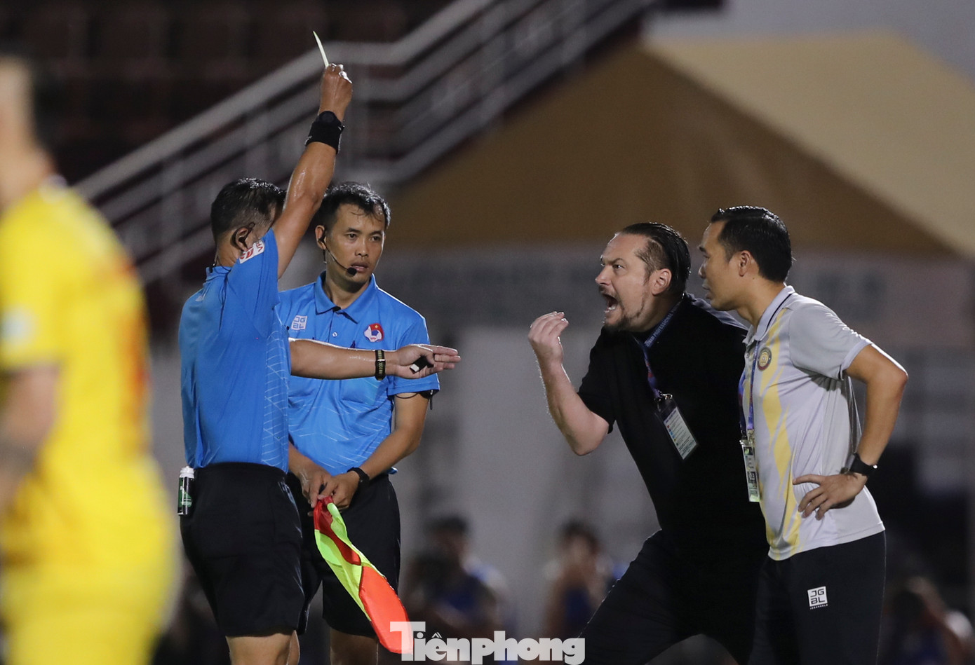 Phía ngoài sân, HLV Velizar Popov liên tục có những tranh cãi với trợ lý trọng tài Khổng Tam Cường. Sau khi hội ý với tổ trọng tài, ông Trần Đình Thịnh quyết định rút thẻ vàng cảnh cáo đối với vị HLV của Thanh Hoá.