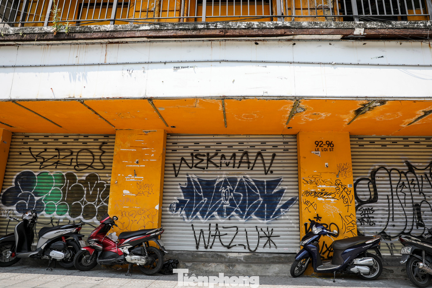 Nhiều mặt bằng hiện đang để trống và chi chít hình vẽ, viết bậy.