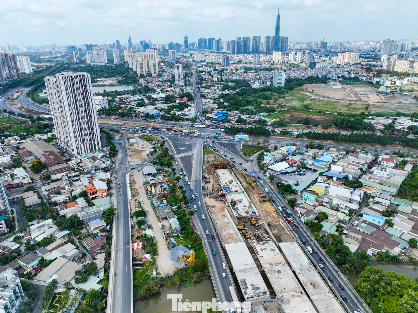 Nút giao thông An Phú (TP Thủ Đức) với quy mô 3 tầng, tổng vốn đầu tư hơn 3.400 tỉ đồng, là điểm đầu tuyến cao tốc TPHCM - Long Thành - Dầu Giây.