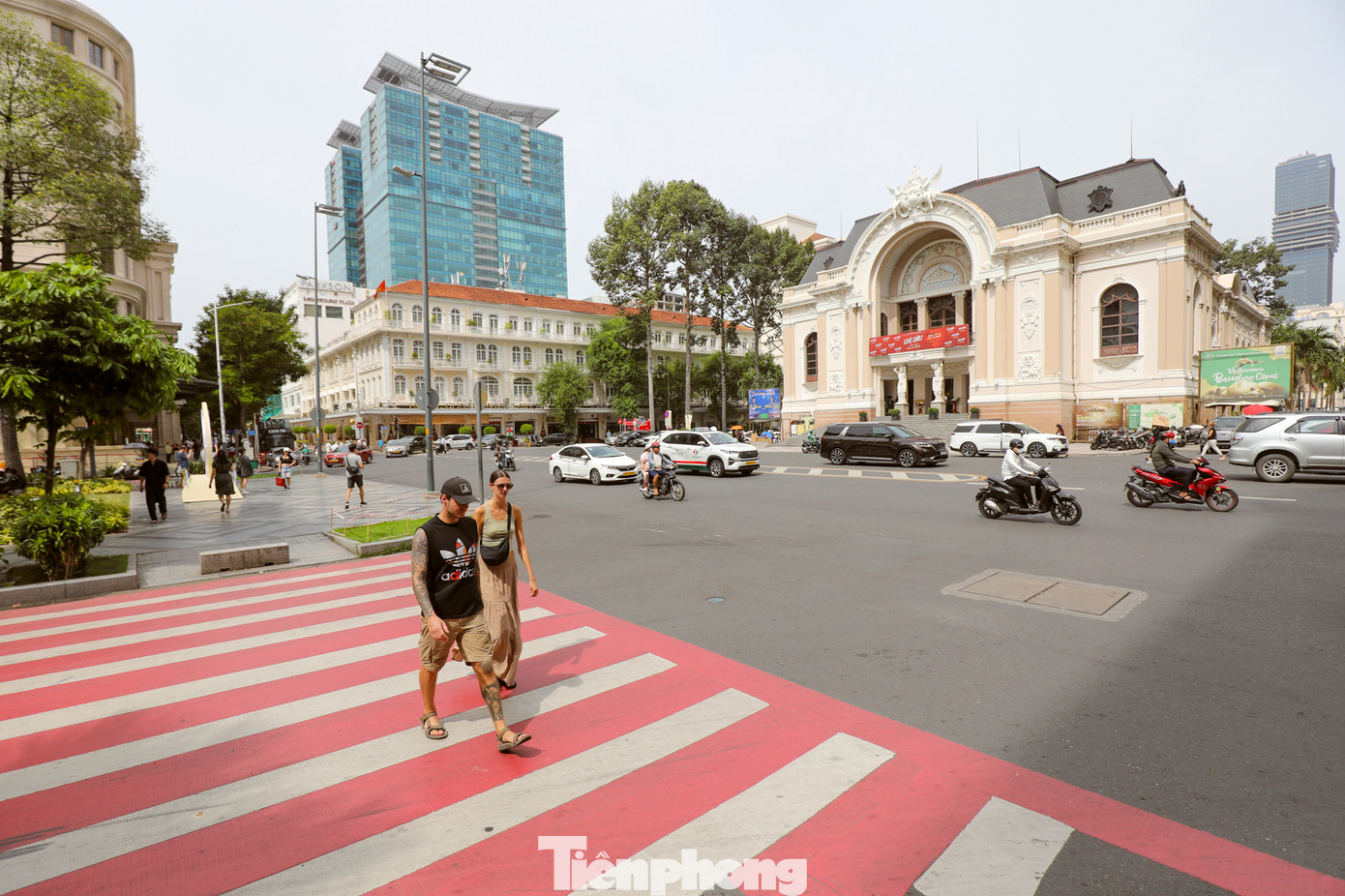 Đường Đồng Khởi là một trong những tuyến đường huyết mạch của trung tâm TPHCM. Đoạn đường này là tâm điểm với những hoạt động văn hóa đặc sắc vào các dịp lễ hội, là nơi người dân thành phố tìm đến vào mùa lễ Tết, Giáng sinh.