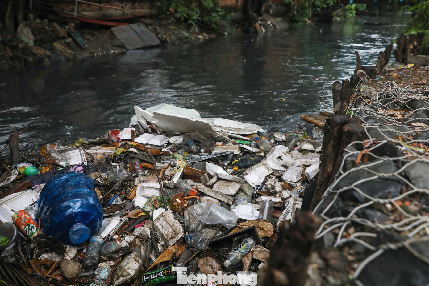 Thời gian qua, kênh Hy Vọng đã được các nhóm trẻ tình nguyện tham gia dọn dẹp, thu gom rác dọc tuyến kênh giúp khơi thông dòng chảy, đảm bảo vệ sinh môi trường và mỹ quan đô thị.